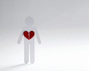 Figura humana recortada en papel blanco con un corazón rojo en el pecho con fondo blanco, concepto para salud, bienestar, familia, seguro de vida, prevención médica, bienestar emocional y vida sana