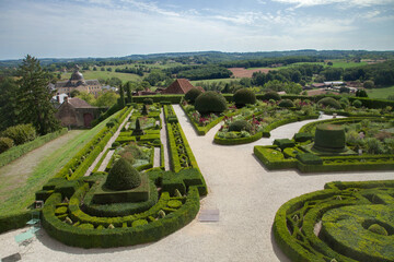 Un coin des jardins à la française du château de Hautefort en Dordogne