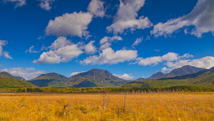 戦場ヶ原の草紅葉と山々　秋の奥日光　絶景