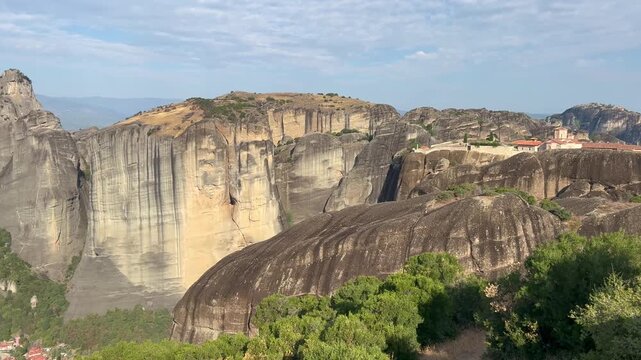 Paisaje rocoso de Meteora en la llanura de Tesalia, Grecia