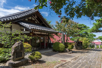 湯田中温泉寺の参道と木造建築