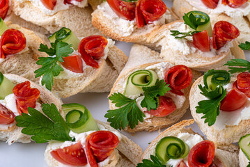 kawior, warzywa, owoce, oliwki, jedzenie, pomidor, płyta, przekąska, zieleń, czerwień, smaczny, przepyszny, zdrowa © yanek