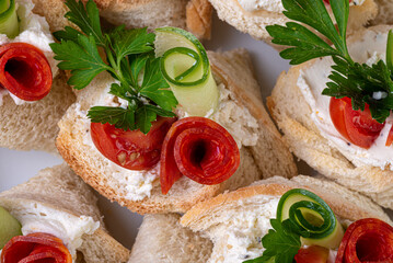 kawior, warzywa, owoce, oliwki, jedzenie, pomidor, płyta, przekąska, zieleń, czerwień, smaczny, przepyszny, zdrowa © yanek