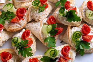 kawior, warzywa, owoce, oliwki, jedzenie, pomidor, płyta, przekąska, zieleń, czerwień, smaczny, przepyszny, zdrowa © yanek