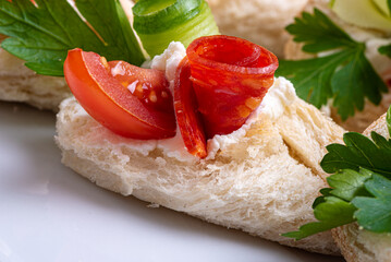 kawior, warzywa, owoce, oliwki, jedzenie, pomidor, płyta, przekąska, zieleń, czerwień, smaczny, przepyszny, zdrowa © yanek