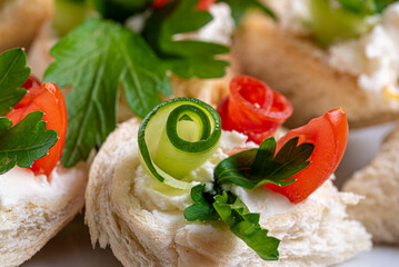 kawior, warzywa, owoce, oliwki, jedzenie, pomidor, płyta, przekąska, zieleń, czerwień, smaczny, przepyszny, zdrowa © yanek