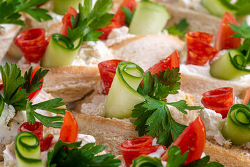 kawior, warzywa, owoce, oliwki, jedzenie, pomidor, płyta, przekąska, zieleń, czerwień, smaczny, przepyszny, zdrowa © yanek