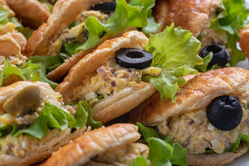 kawior, warzywa, owoce, oliwki, jedzenie, pomidor, płyta, przekąska, zieleń, czerwień, smaczny, przepyszny, zdrowa © yanek