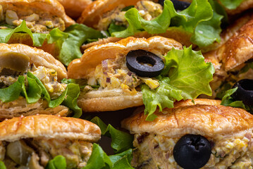 kawior, warzywa, owoce, oliwki, jedzenie, pomidor, płyta, przekąska, zieleń, czerwień, smaczny, przepyszny, zdrowa © yanek