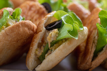 kawior, warzywa, owoce, oliwki, jedzenie, pomidor, płyta, przekąska, zieleń, czerwień, smaczny, przepyszny, zdrowa © yanek