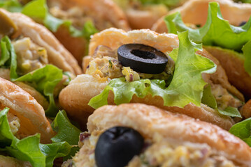 kawior, warzywa, owoce, oliwki, jedzenie, pomidor, płyta, przekąska, zieleń, czerwień, smaczny, przepyszny, zdrowa © yanek