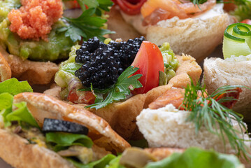 kawior, warzywa, owoce, oliwki, jedzenie, pomidor, płyta, przekąska, zieleń, czerwień, smaczny, przepyszny, zdrowa © yanek