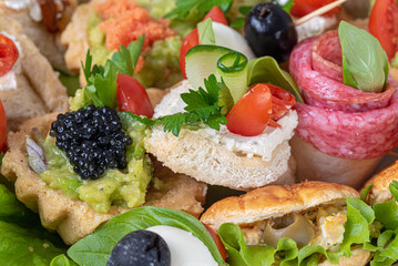 kawior, warzywa, owoce, oliwki, jedzenie, pomidor, płyta, przekąska, zieleń, czerwień, smaczny, przepyszny, zdrowa © yanek