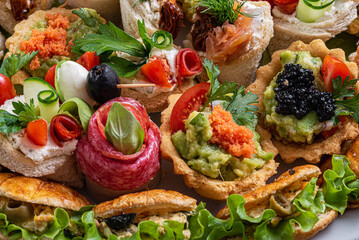 kawior, warzywa, owoce, oliwki, jedzenie, pomidor, płyta, przekąska, zieleń, czerwień, smaczny, przepyszny, zdrowa © yanek