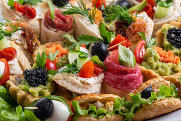 kawior, warzywa, owoce, oliwki, jedzenie, pomidor, płyta, przekąska, zieleń, czerwień, smaczny, przepyszny, zdrowa © yanek