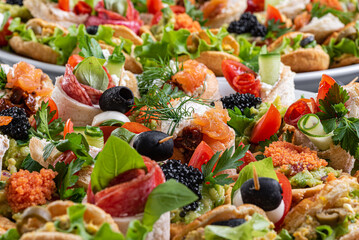 kawior, warzywa, owoce, oliwki, jedzenie, pomidor, płyta, przekąska, zieleń, czerwień, smaczny, przepyszny, zdrowa © yanek