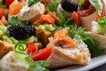 kawior, warzywa, owoce, oliwki, jedzenie, pomidor, płyta, przekąska, zieleń, czerwień, smaczny, przepyszny, zdrowa © yanek