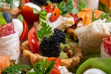 kawior, warzywa, owoce, oliwki, jedzenie, pomidor, płyta, przekąska, zieleń, czerwień, smaczny, przepyszny, zdrowa © yanek