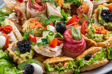 kawior, warzywa, owoce, oliwki, jedzenie, pomidor, płyta, przekąska, zieleń, czerwień, smaczny, przepyszny, zdrowa © yanek