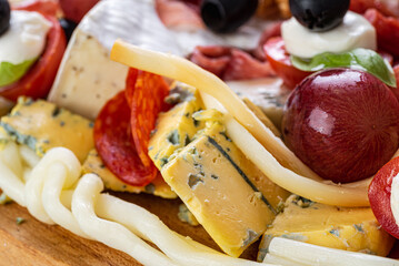 deska ser&oacute;w, ser pleśniowy ,jedzenie, ser, pomidor, jarzyna, oliwka, owoc, czerwień, płyta, grecka, zieleń, przepyszny, dieta