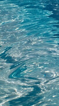 Reflejos danzantes sobre agua azul en calma