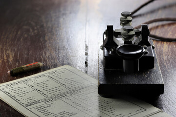morse key with morse code chart on desk © Björn Wylezich