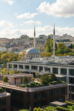 Estambul. Vista panor&aacute;mica de mezquita con sus minaretes y edificios de oficinas y viviendas en la zona Europea de la ciudad. Viaje por Turqu&iacute;a.