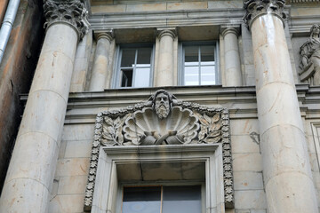 Obraz premium the facade of a building with columns and bas-reliefs above the window