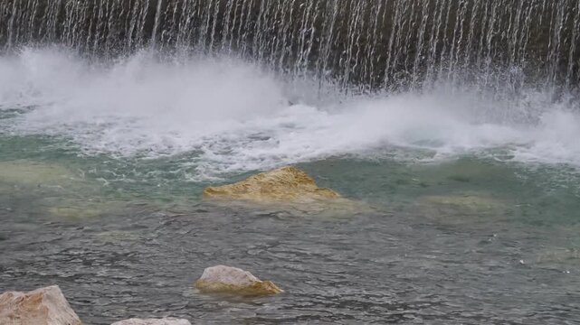 Particola di cascata di torrente Panaro