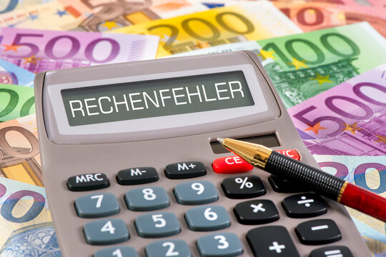 Im Display von einem Taschenrechner &uuml;ber vielen Euro Banknoten steht die Digitalanzeige Rechenfehler als Symbolbild f&uuml;r eine Falschberechnung der Finanzen - FOTOMONTAGE