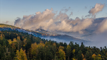 Sch&ouml;ne Herbstlandschaft mit Wolken &uuml;ber den W&auml;ldern im Abendlicht
