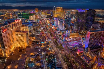Obraz premium Aerial view of las vegas strip at night with vibrant city lights and traffic