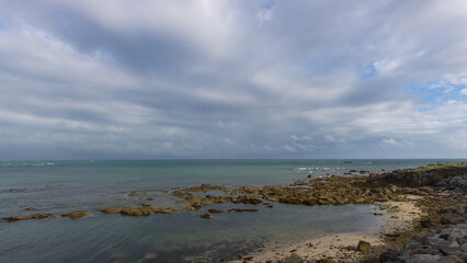 littoral rocheux en France en Loire Atlantique, paysage de bord de mer nuageux