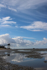 Pêcherie traditionnelle sur pilotis pour la pêche au carrelet en bord de mer en Loire atlantique en France entre les Moutiers-en-Retz et la Bernerie-en-Retz