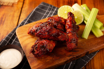 Fried chicken wings in BBQ sauce with ranch dressing. An easy recipe, crispy on the outside, juicy on the inside, and smothered in BBQ sauce, perfect for watching the game or sharing with friends.