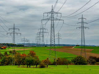 Strommasten unter Wolkenhimmel im Herbst