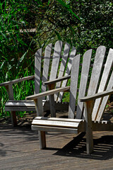 dwa drewniane fotele ogrodowe z wygodnym, szerokim oparciem, komfortowe fotele ogrodowe z drewna, two wooden chairs and in a garden, comfortable wooden garden armchair,	