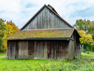 Moos auf dem Dach eines ungeheizten Hauses
