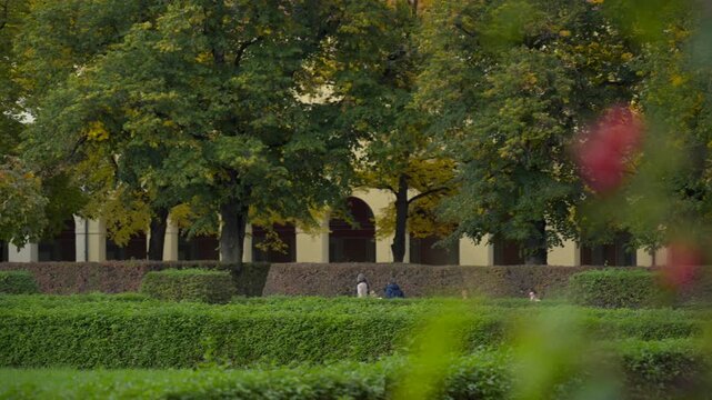 Munich, Germany. Der Hofgarten, ein beliebter Park in Muenchen nahe Odeonsplatz, zeigt sich im goldenen Herbst voller Leben und Geschichte.