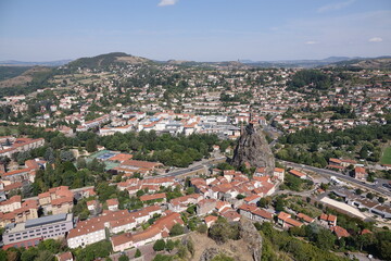 Obraz premium Le Puy-en-Velay mit Kirche Saint-Michel