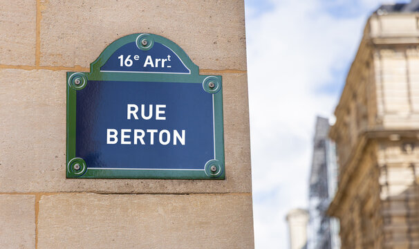 La rue Berton dans le quartier du 16e arrondissement de Paris en France.