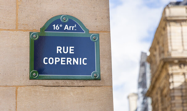 La rue Copernic dans le quartier du 16e arrondissement de Paris en France.
