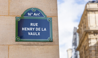 La rue Henry de la Vaulx dans le quartier du 16e arrondissement de Paris en France.