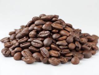 Naklejka premium 香ばしく焙煎されたコーヒー豆が白い背景に山のように積み重なったイメージ写真