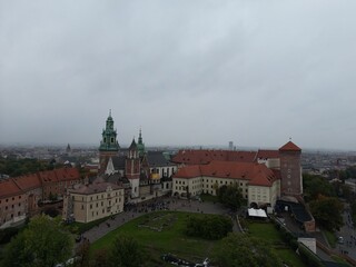 Zamek na Wawelu - Kraków - Polska - widok z drona na Zamek Królewski na Wawelu