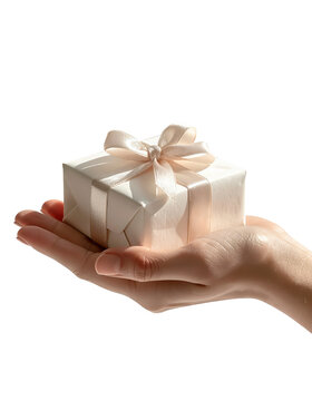 Mano mostrando caja de regalo envuelta en papel claro con lazo brillante transmitiendo generosidad y celebraci&oacute;n