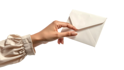 浮かぶ封筒に触れるビジネスウーマンの手が象徴するデジタルコミュニケーション｜背景なし・透過PNG・コピースペース