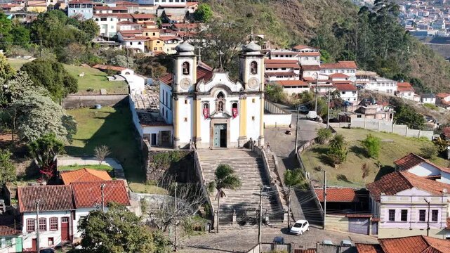 Uma imagem a&eacute;rea da Igreja Matriz de Santa Efig&ecirc;nia, centro hist&oacute;rico de Ouro Preto, Minas Gerais, Brasil. Um v&iacute;deo de drone. 