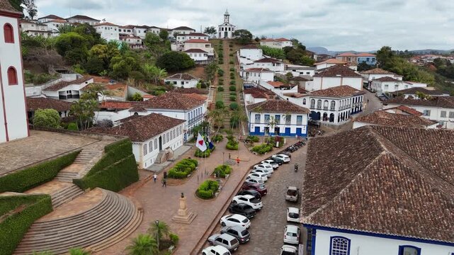 V&iacute;deo a&eacute;reo do centro hist&oacute;rico de Serro, com as escadarias da Igreja de Santa Rita, Serro, Minas Gerais, Brasil. V&iacute;deo de Drone. 