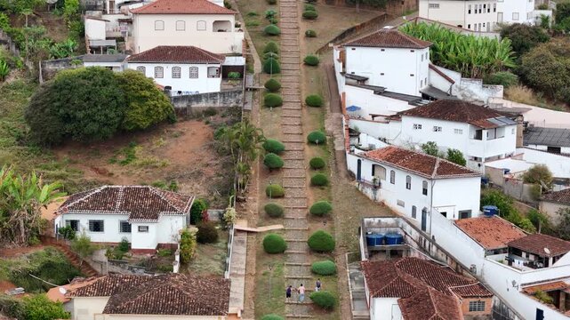 V&iacute;deo a&eacute;reo das escadarias da Igreja de Santa Rita, centro hist&oacute;rico de Serro, Minas Gerais, Brasil. V&iacute;deo de Drone. 